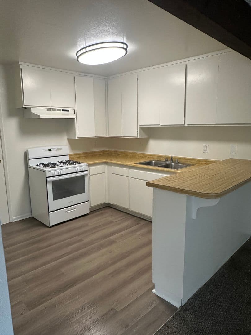 Oxnard Apartment: 140 Van Nuys