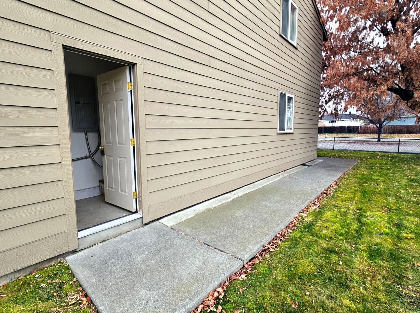 Richland Apartment: 1922 George Washington Way