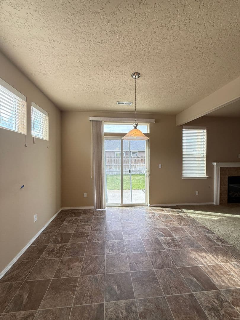 Pasco House: 6308 Ochoco Ln