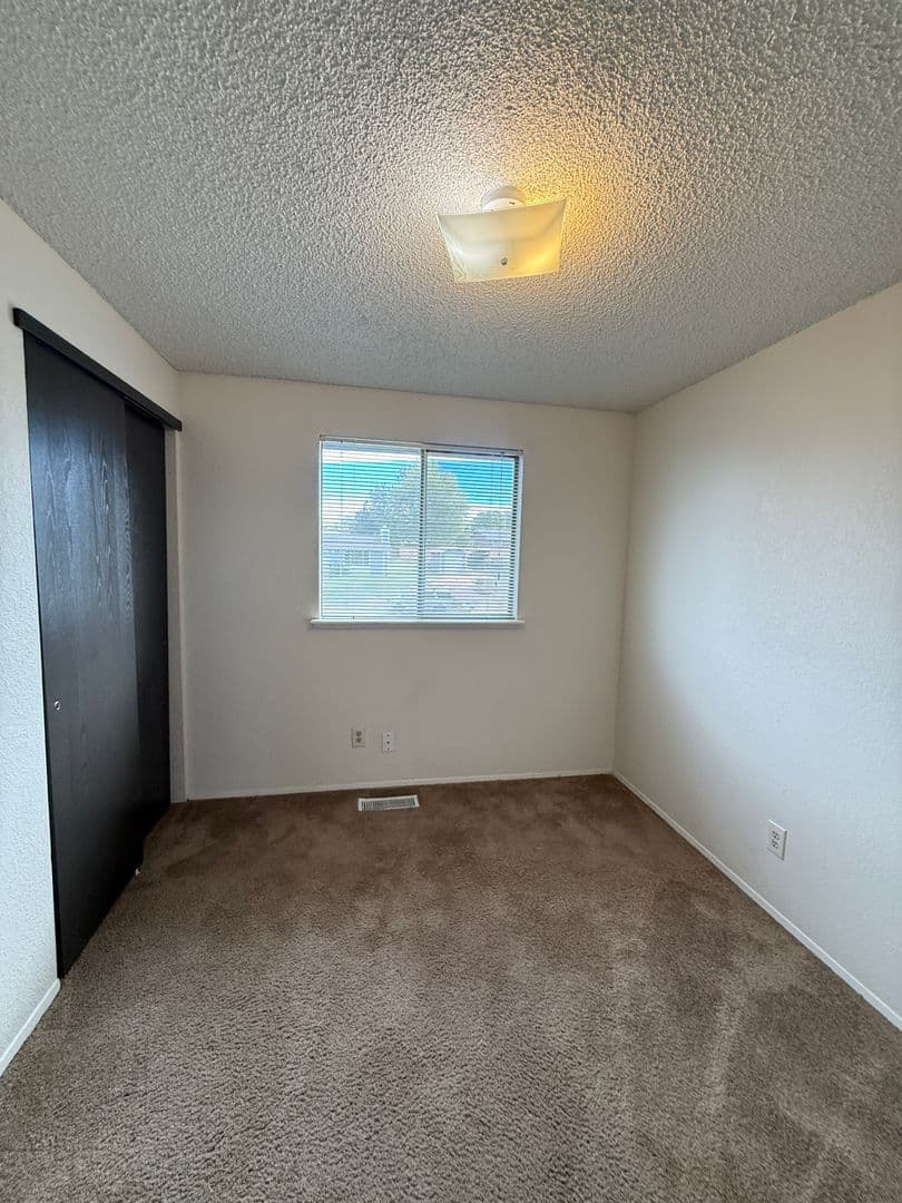 Kennewick Multiplex: 1004 S Zillah Court #B
