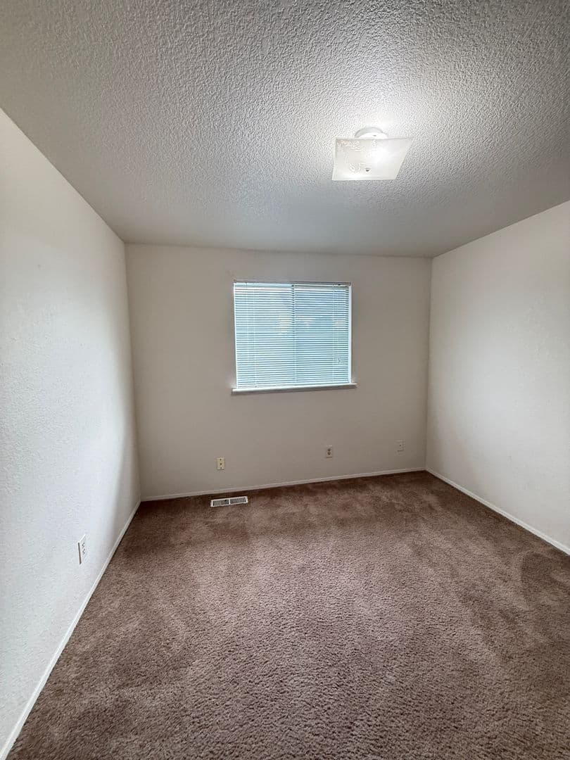 Kennewick Multiplex: 1004 S Zillah Court #B