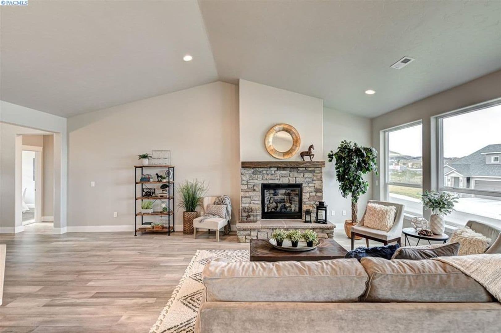 Richland House: 546 Summerview Ln