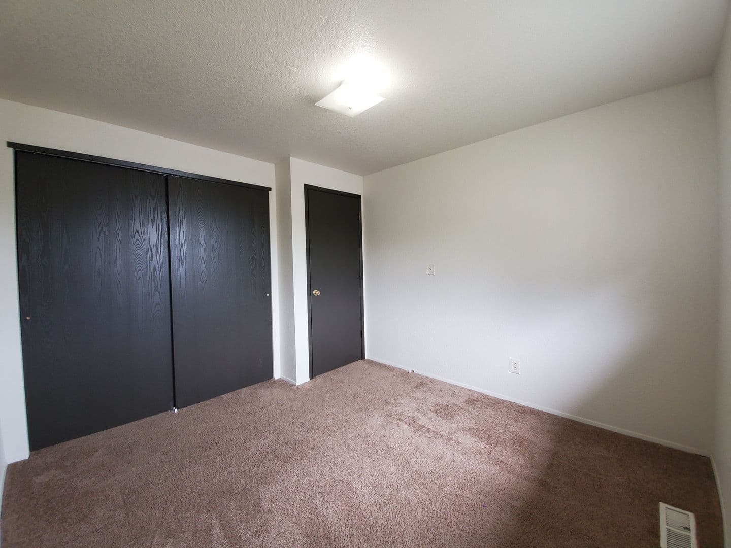 Kennewick Multiplex: 1004 S Zillah Court #B