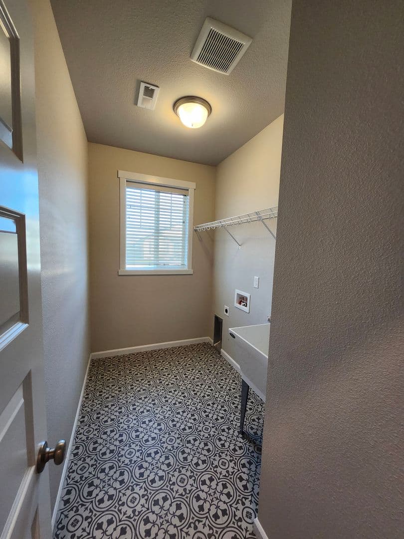West Richland House: 8317 Ballard Loop