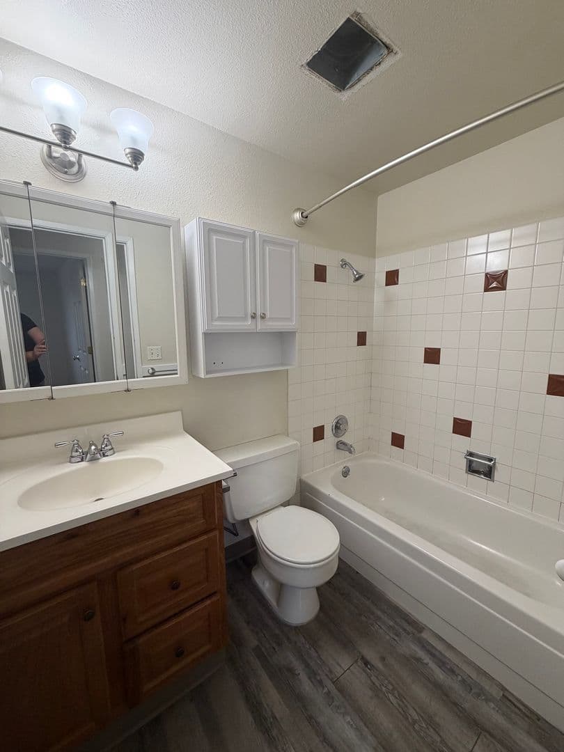 Kennewick House: 3804 S Cascade St