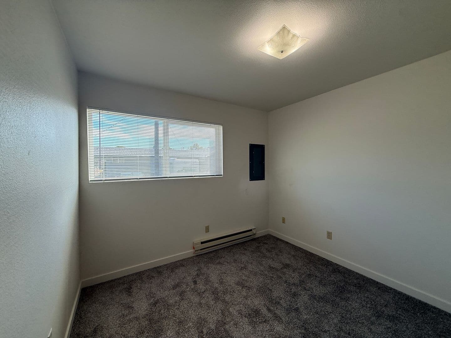 Richland Apartment: 1922 George Washington Way