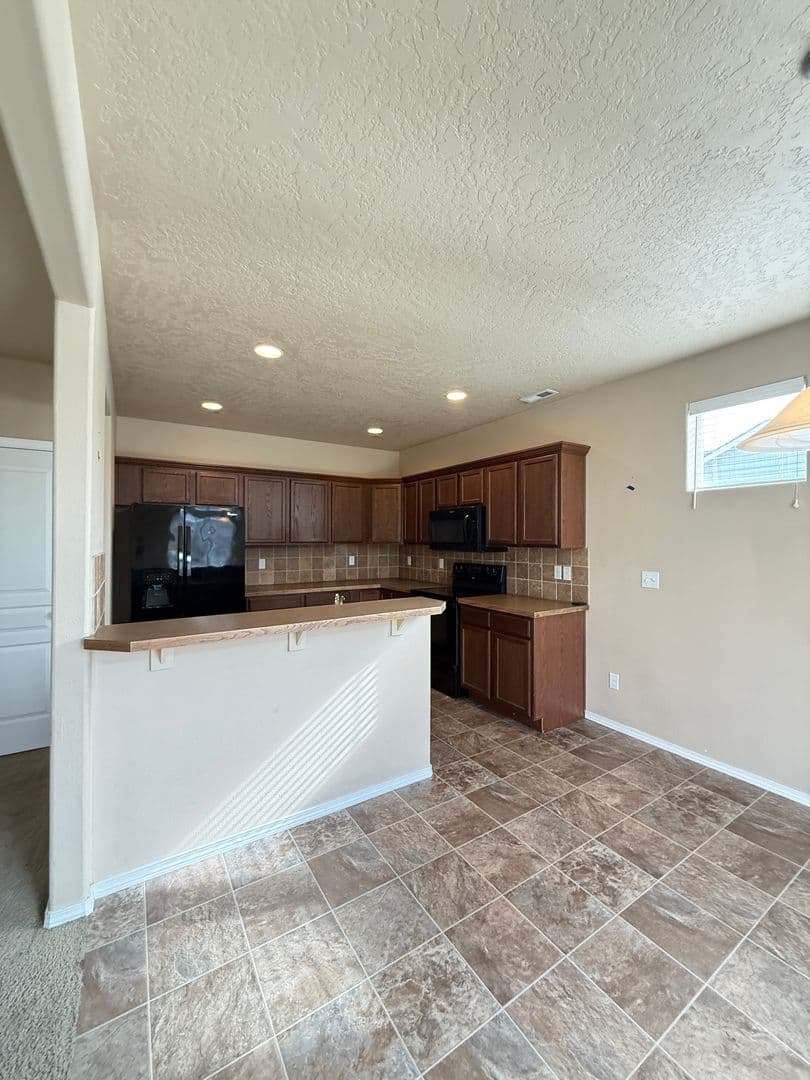 Pasco House: 6308 Ochoco Ln