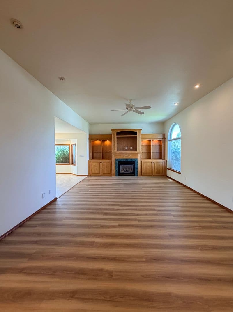 Pasco House: 106 Prestwick Ln