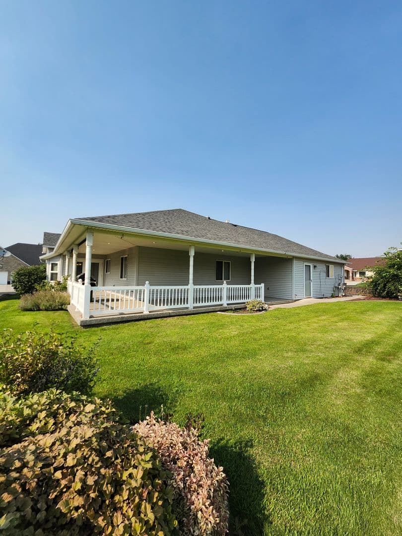 Pasco House: 106 Prestwick Ln