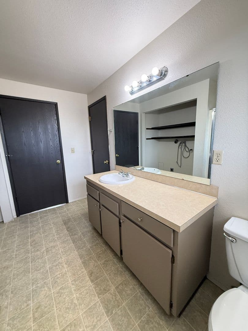 Kennewick Multiplex: 1004 S Zillah Court #B