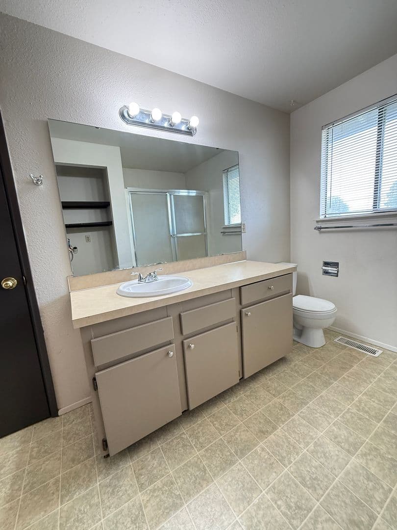 Kennewick Multiplex: 1004 S Zillah Court #B