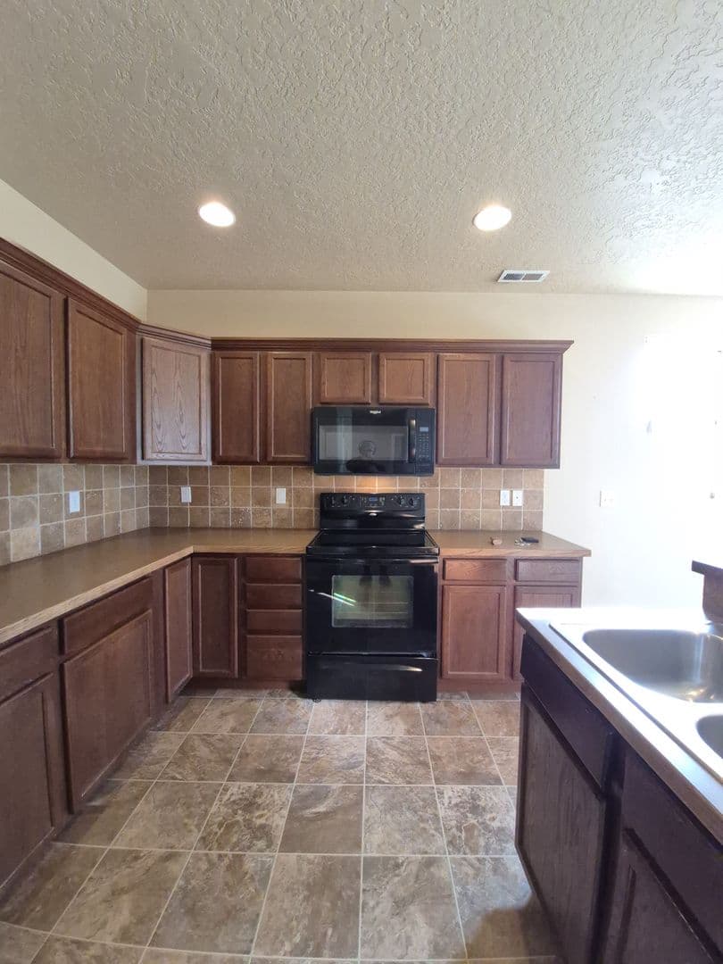 Pasco House: 6308 Ochoco Ln