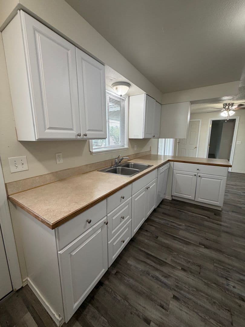 Kennewick House: 3804 S Cascade St