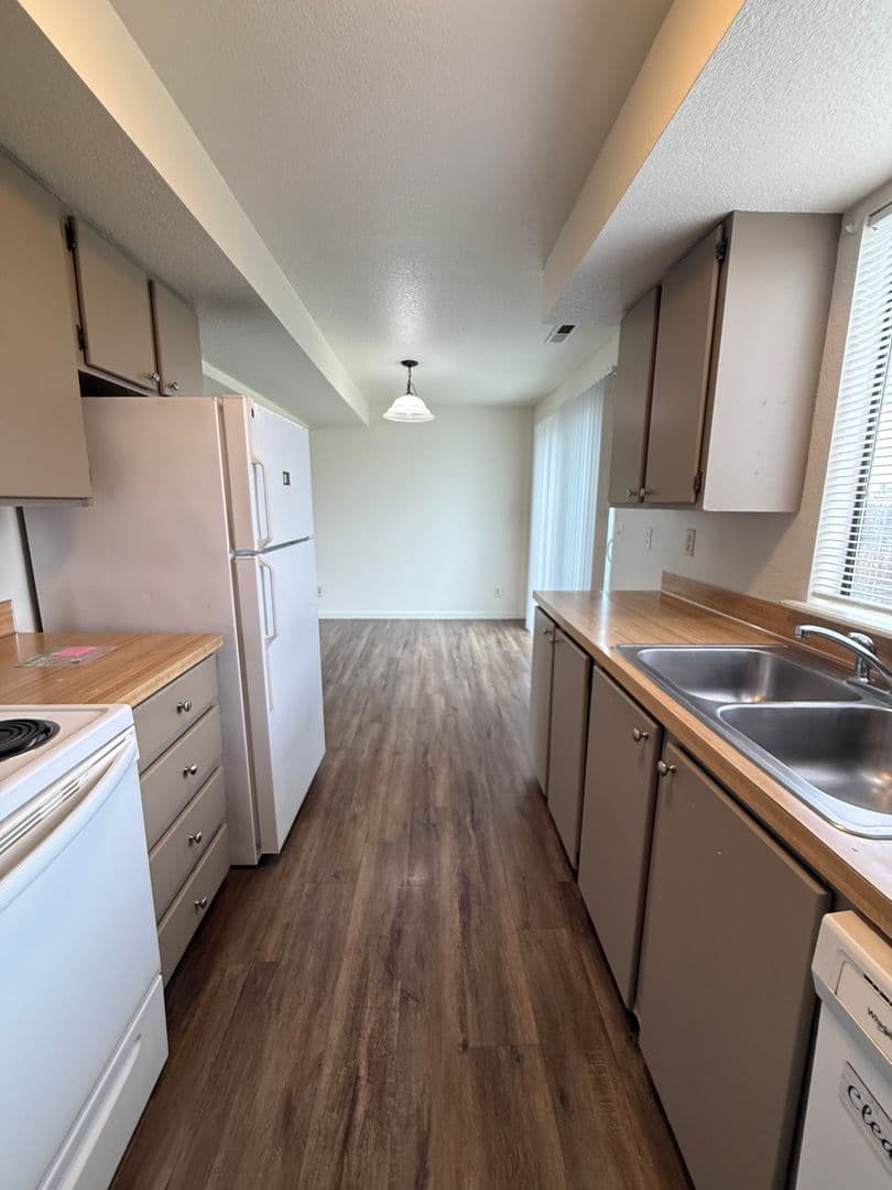Kennewick Multiplex: 1004 S Zillah Court #B