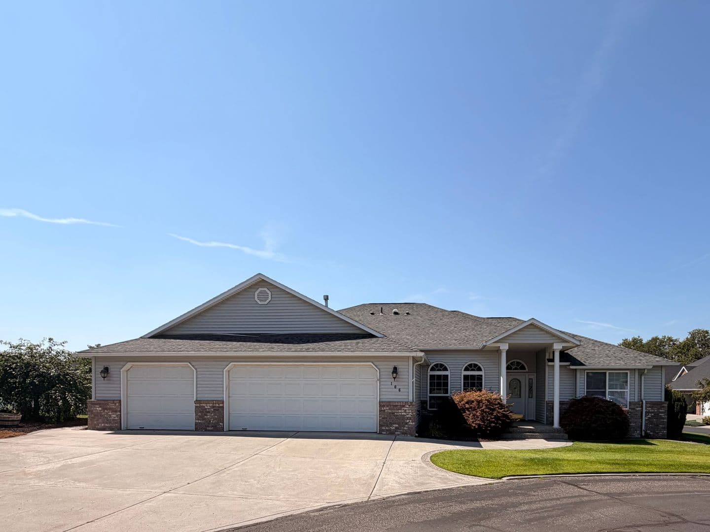 Pasco House: 106 Prestwick Ln