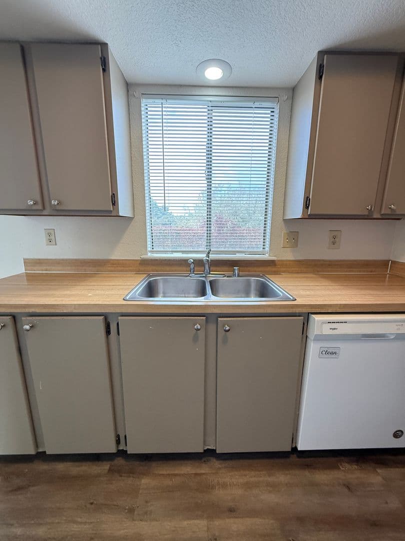Kennewick Multiplex: 1004 S Zillah Court #B