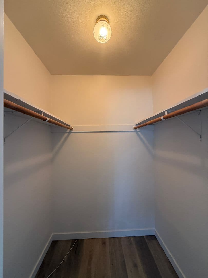 Richland Apartment: 1922 George Washington Way