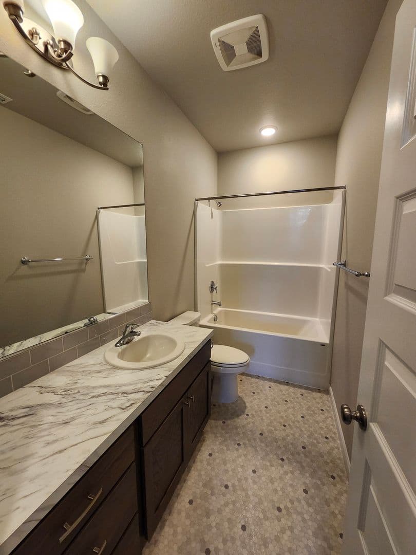 West Richland House: 8317 Ballard Loop