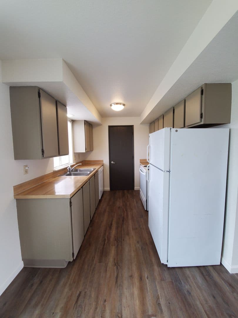Kennewick Multiplex: 1004 S Zillah Court #B