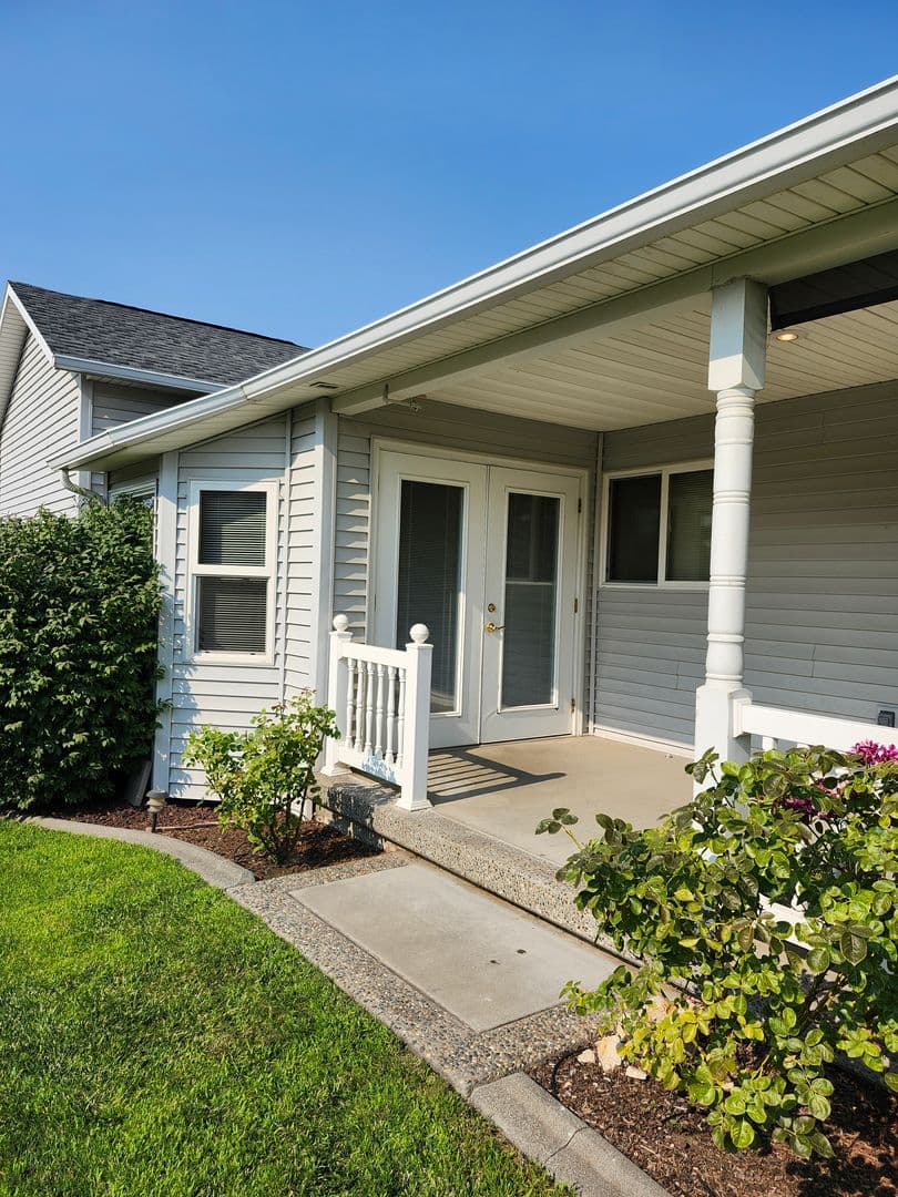 Pasco House: 106 Prestwick Ln