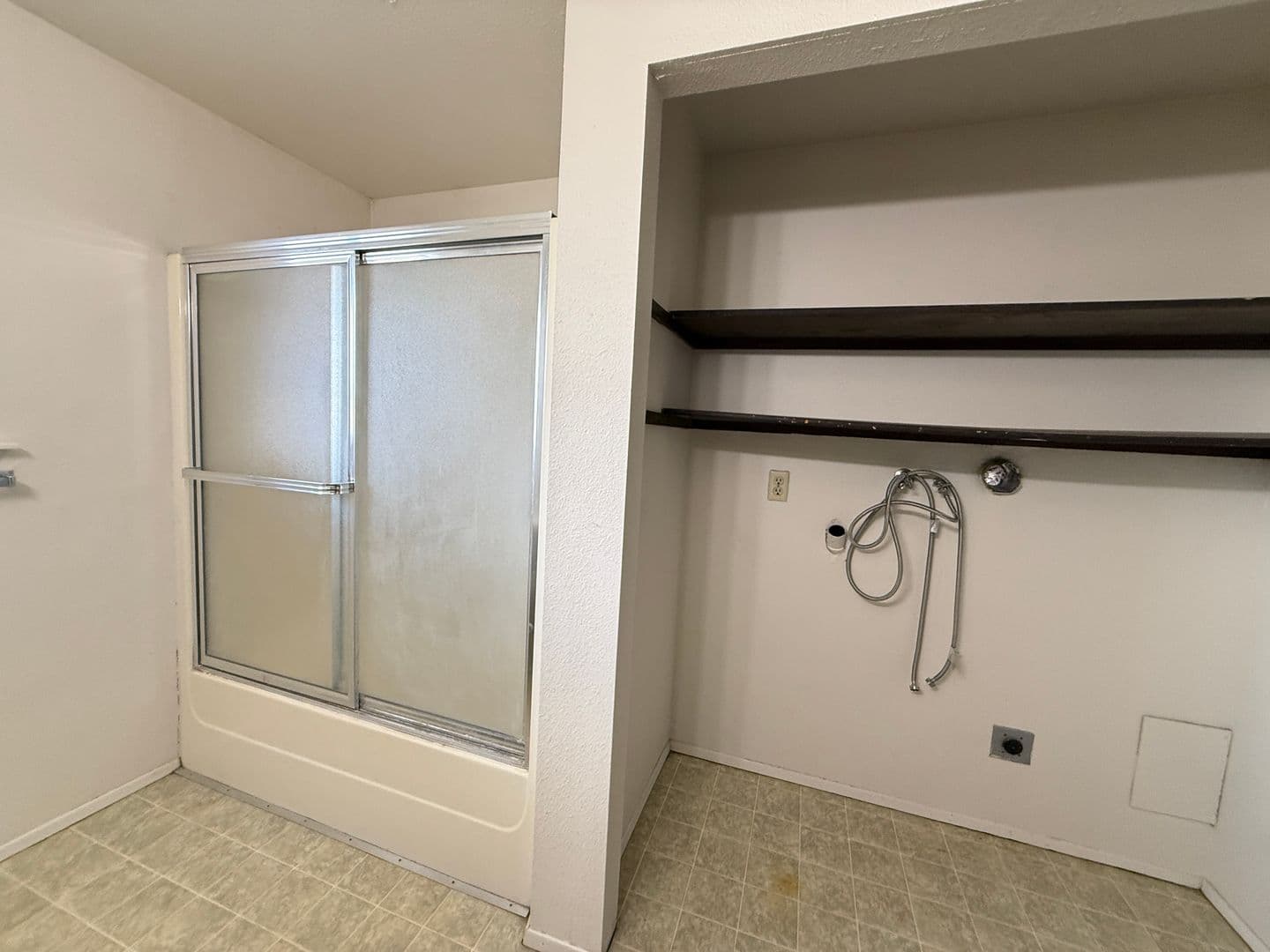 Kennewick Multiplex: 1004 S Zillah Court #B