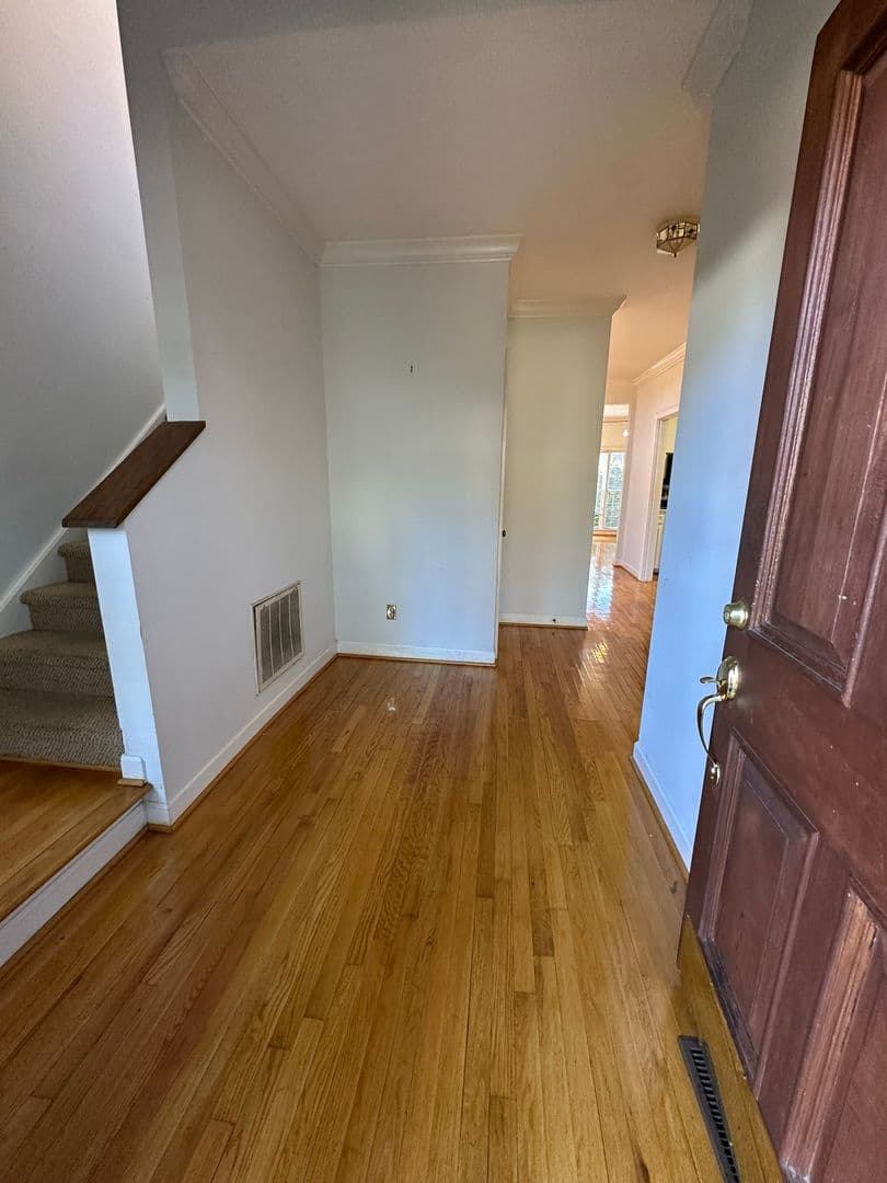 Columbia House: 600 Woodrow Street Unit E
