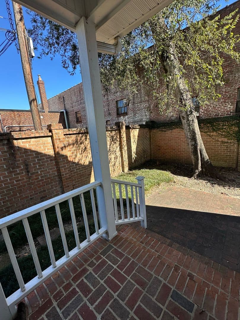 Columbia House: 600 Woodrow Street Unit E