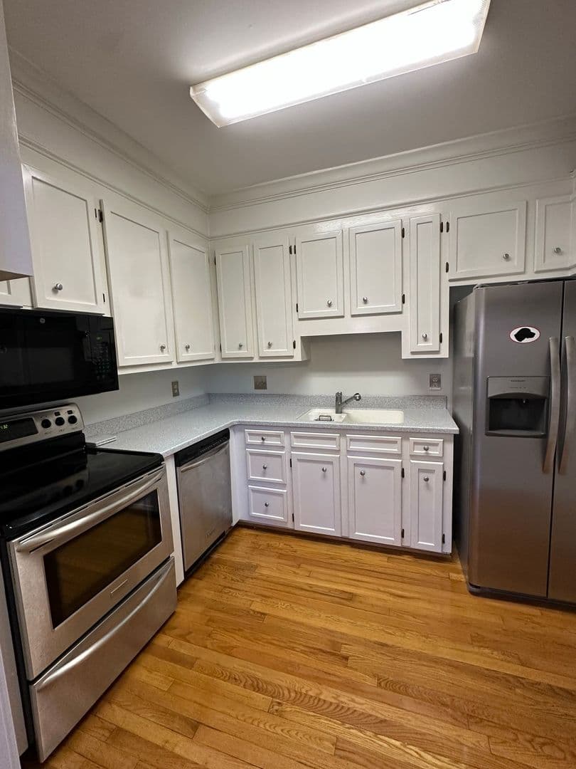 Columbia House: 600 Woodrow Street Unit E