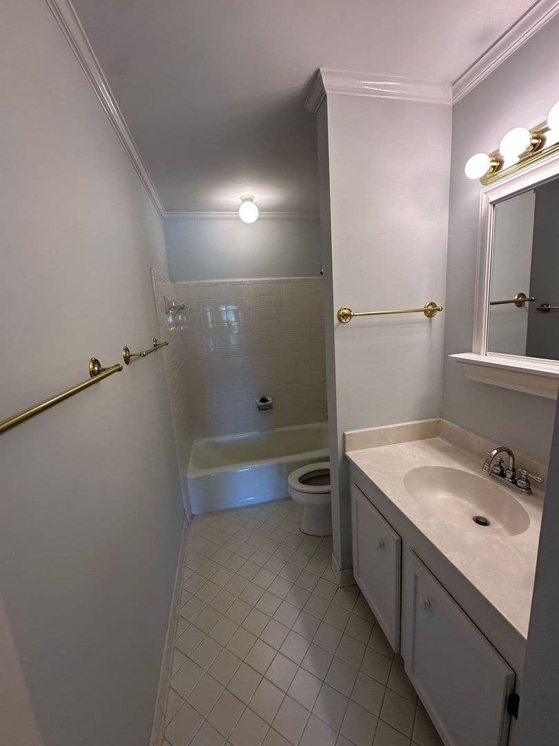 Columbia House: 600 Woodrow Street Unit E