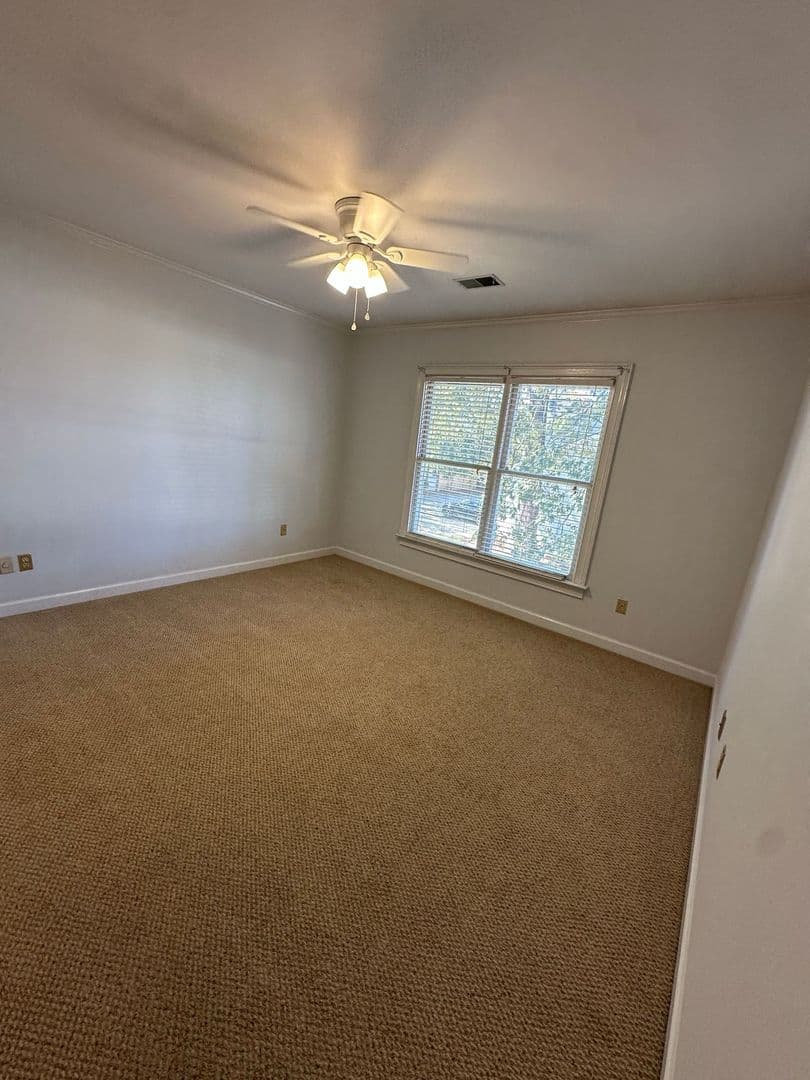 Columbia House: 600 Woodrow Street Unit E