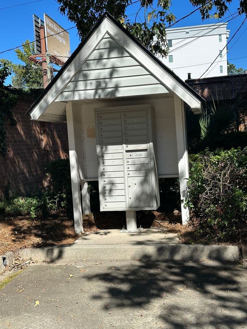 Columbia House: 600 Woodrow Street Unit E