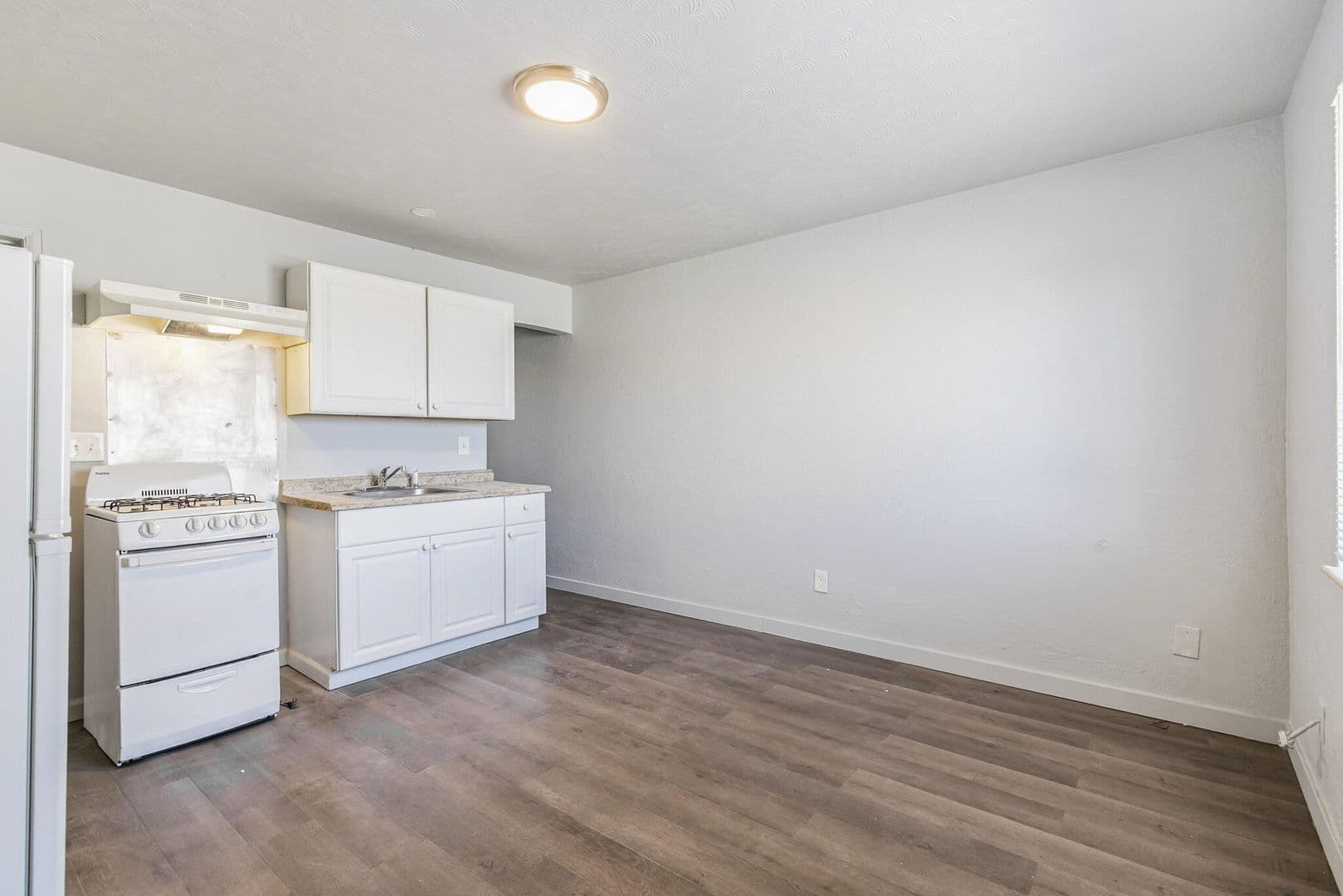 Aurora Apartment: 1467 Joliet Street #6