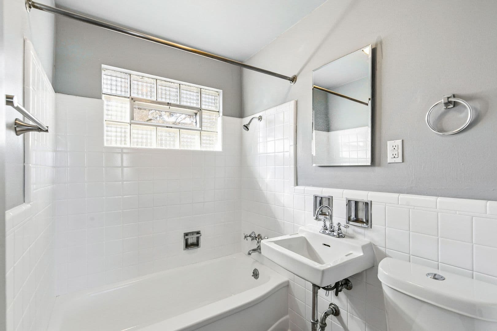 Aurora Apartment: 1467 Joliet Street #6
