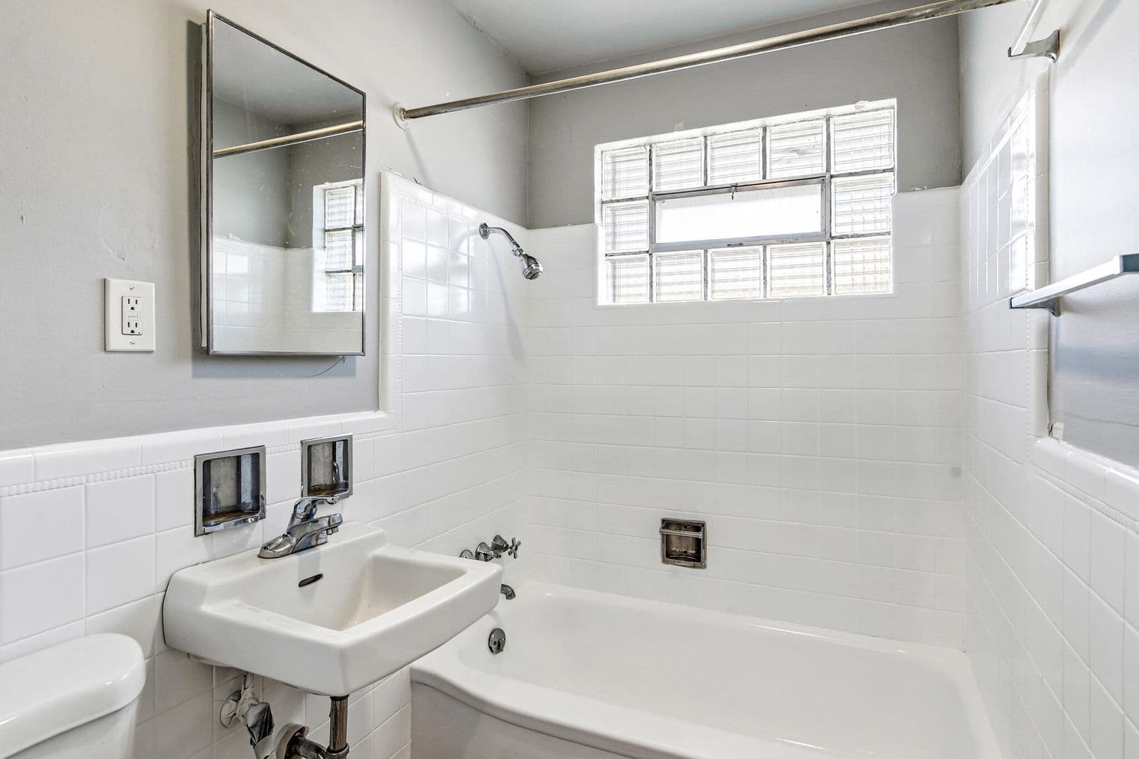 Aurora Apartment: 1467 Joliet Street #6