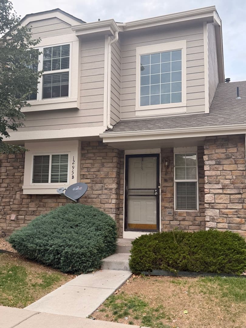 Aurora Townhome: 1295 S. Zeno Cir. #B