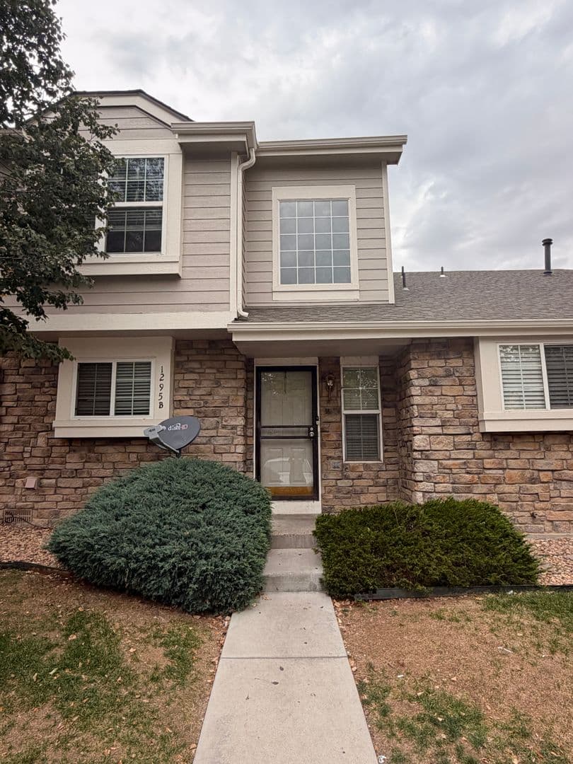 Aurora Townhome: 1295 S. Zeno Cir. #B