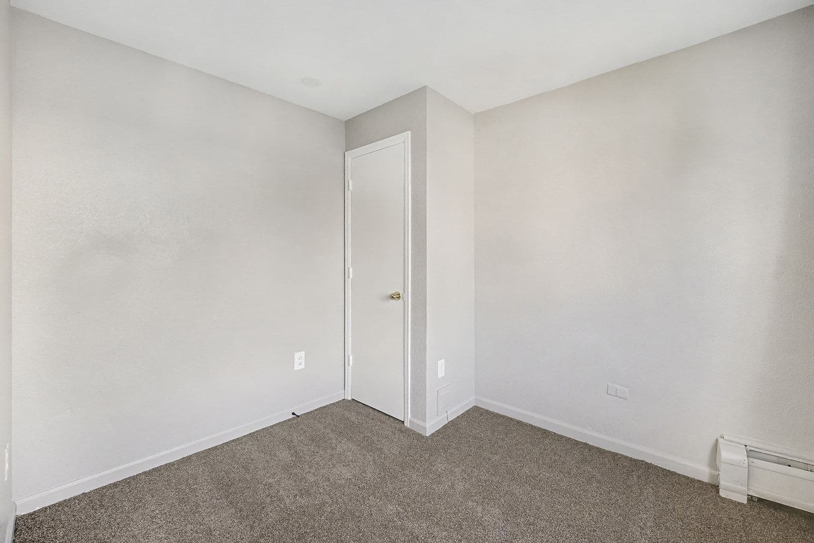 Aurora Apartment: 1600 Clinton Street