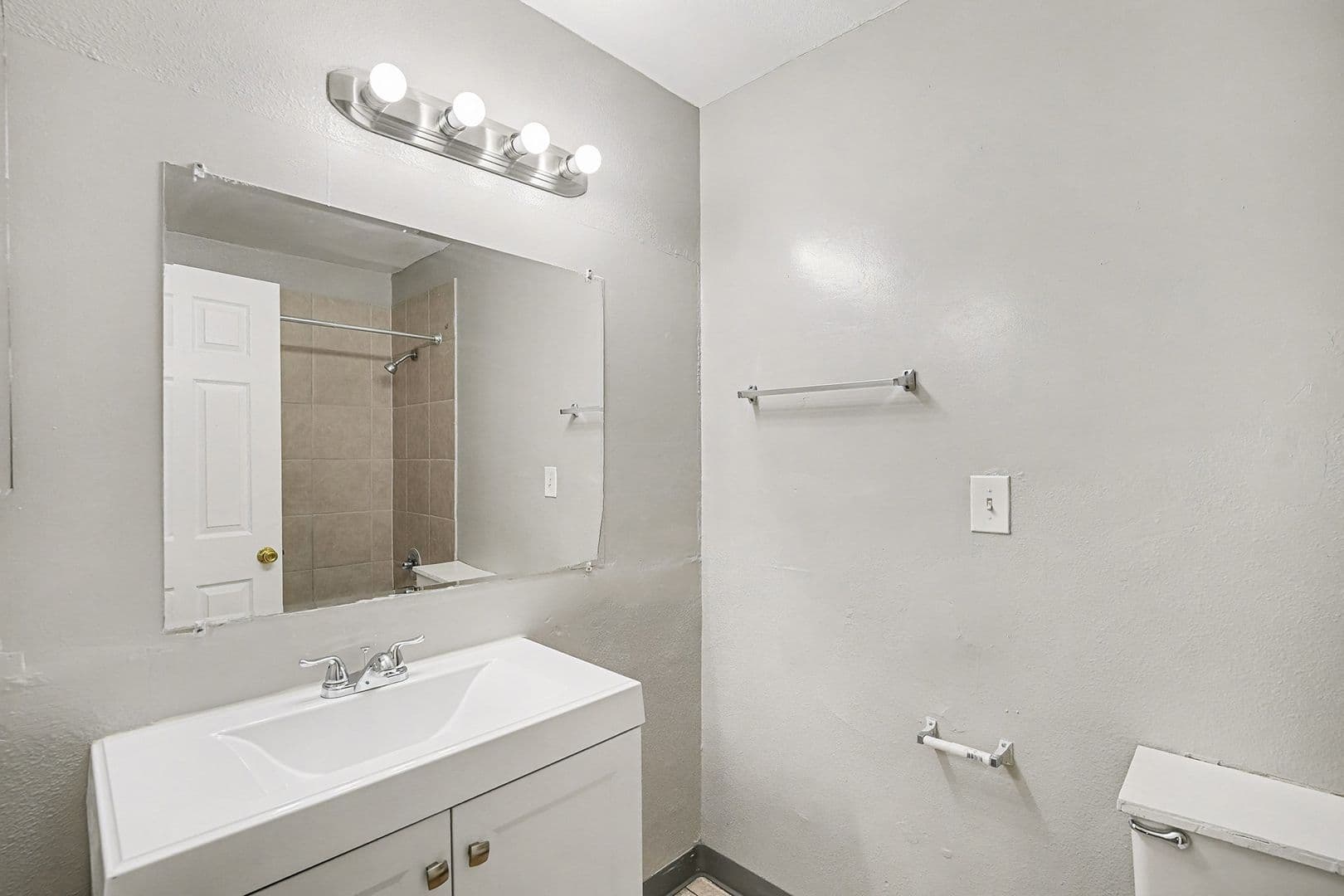Aurora Apartment: 1600 Clinton Street