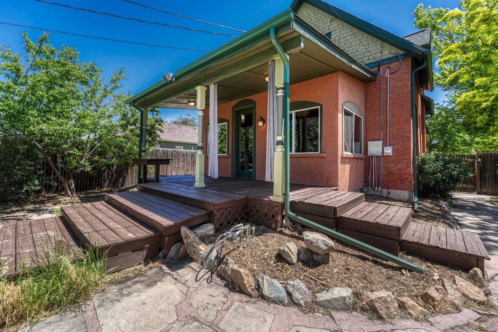Aurora House: 1557 Dallas St.