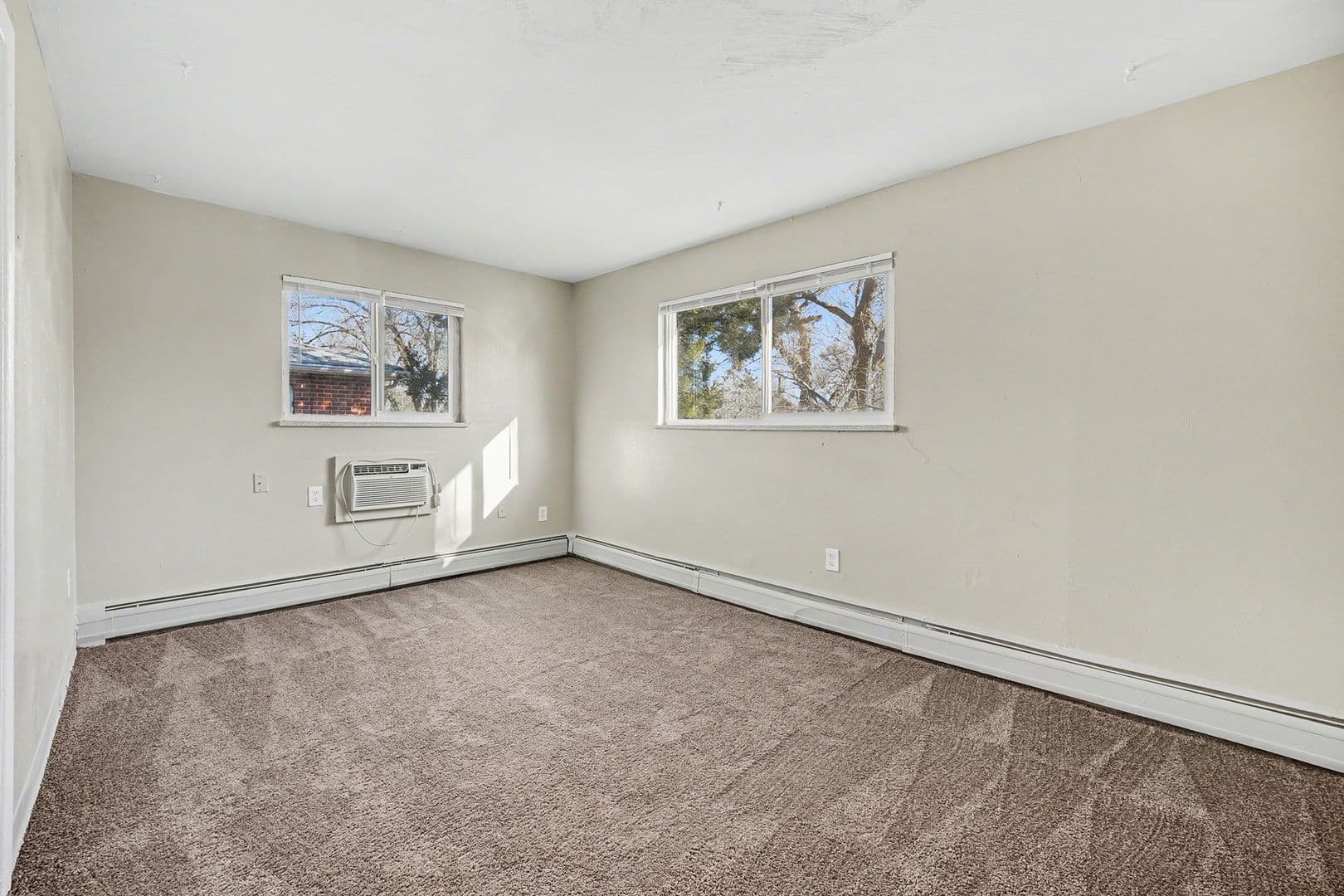 Aurora Apartment: 1951 Clinton Street