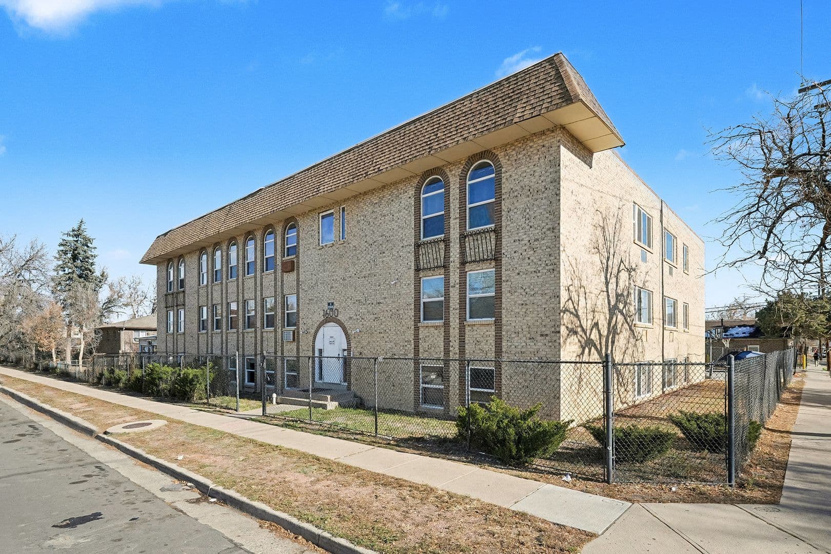Aurora Apartment: 1600 Clinton Street