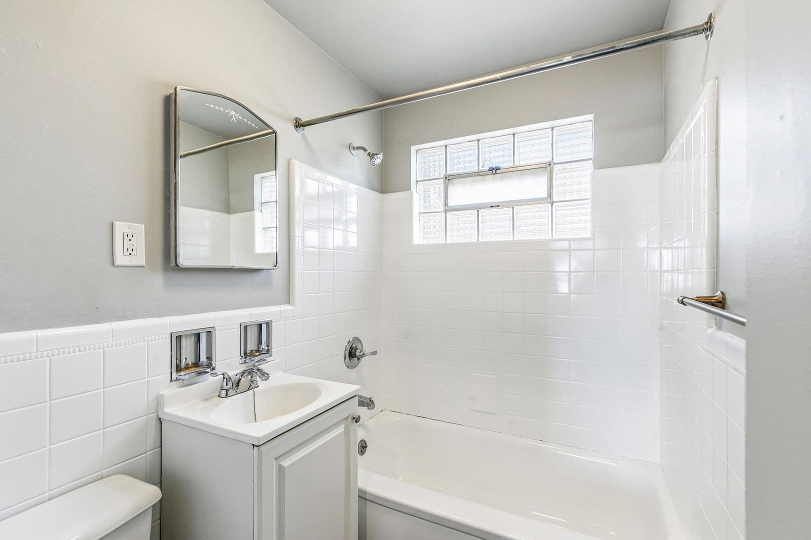 Aurora Apartment: 1467 Joliet Street #6