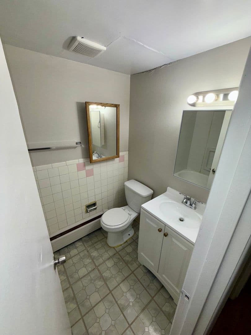 Aurora Apartment: 1588 Macon St #104
