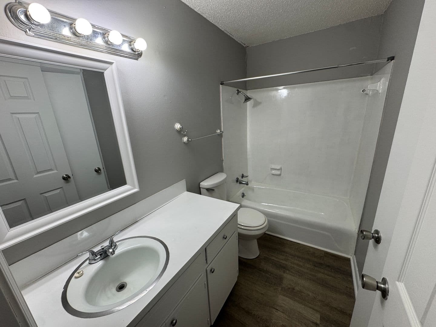 Sherwood Apartment: 619-621 Newcastle Drive