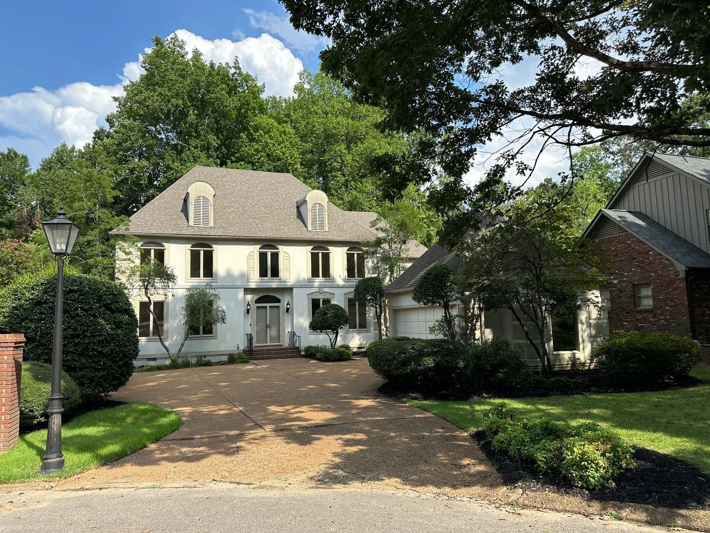 Memphis House: 320 N River Oaks