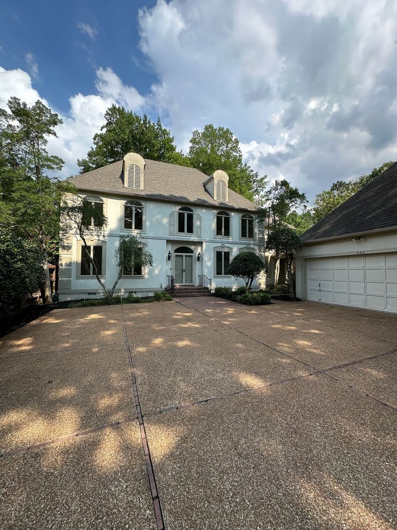 Memphis House: 320 N River Oaks