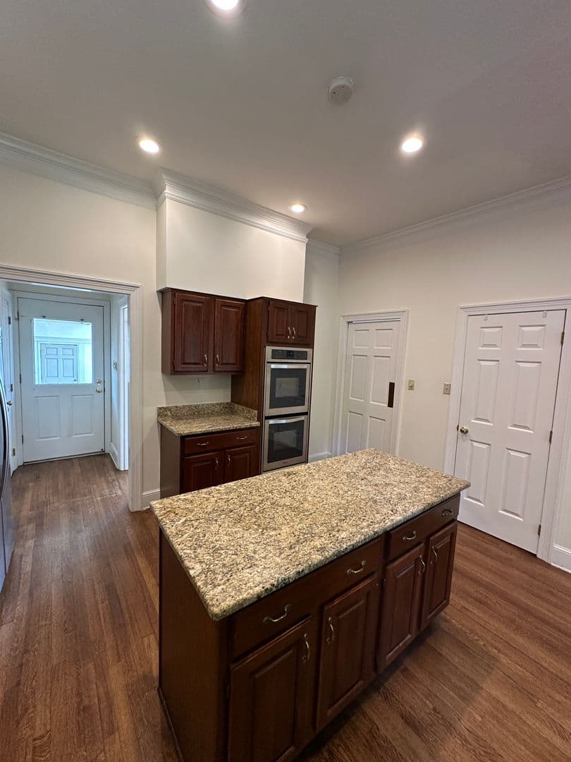 Memphis House: 320 N River Oaks