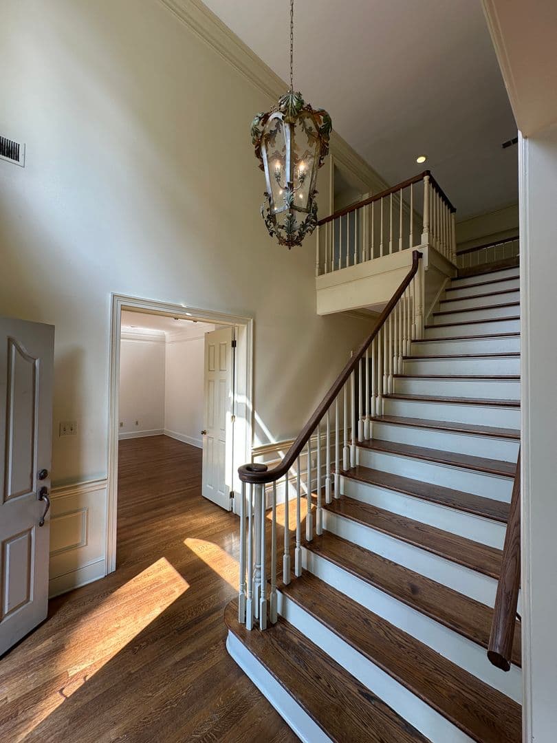 Memphis House: 320 N River Oaks