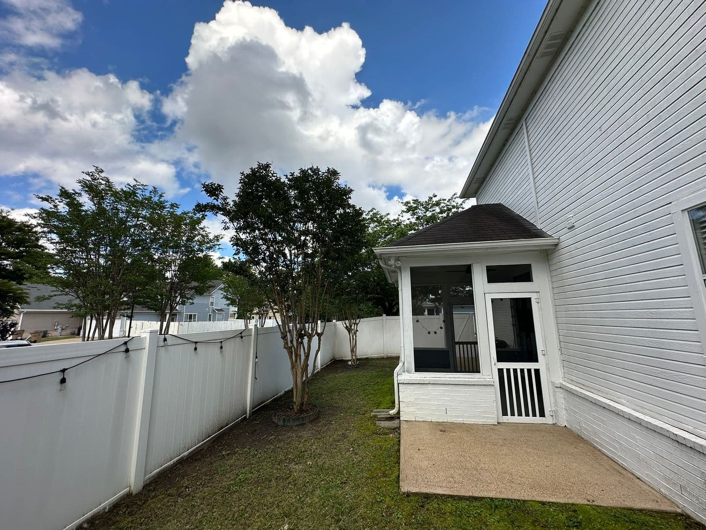 Memphis House: 1390 Island Town Dr