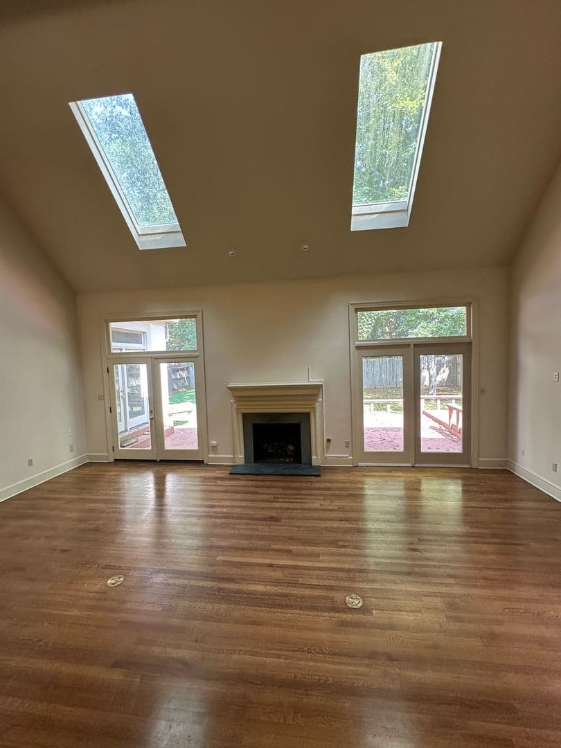 Memphis House: 320 N River Oaks